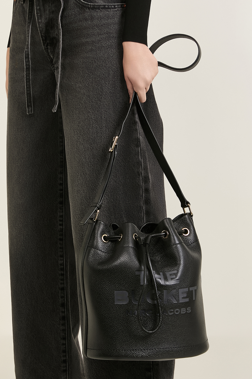 תמונת כל הלוק של תיק באקט MARC JACOBS
